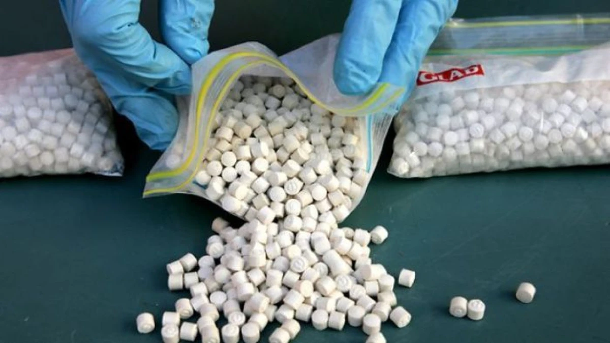DOI BARBATI AU CAZUT IN PLASA DIICOT, IN TIMP CE INCERCAU SA VANDA SUTE DE PASTILE ECSTASY LA ARAD