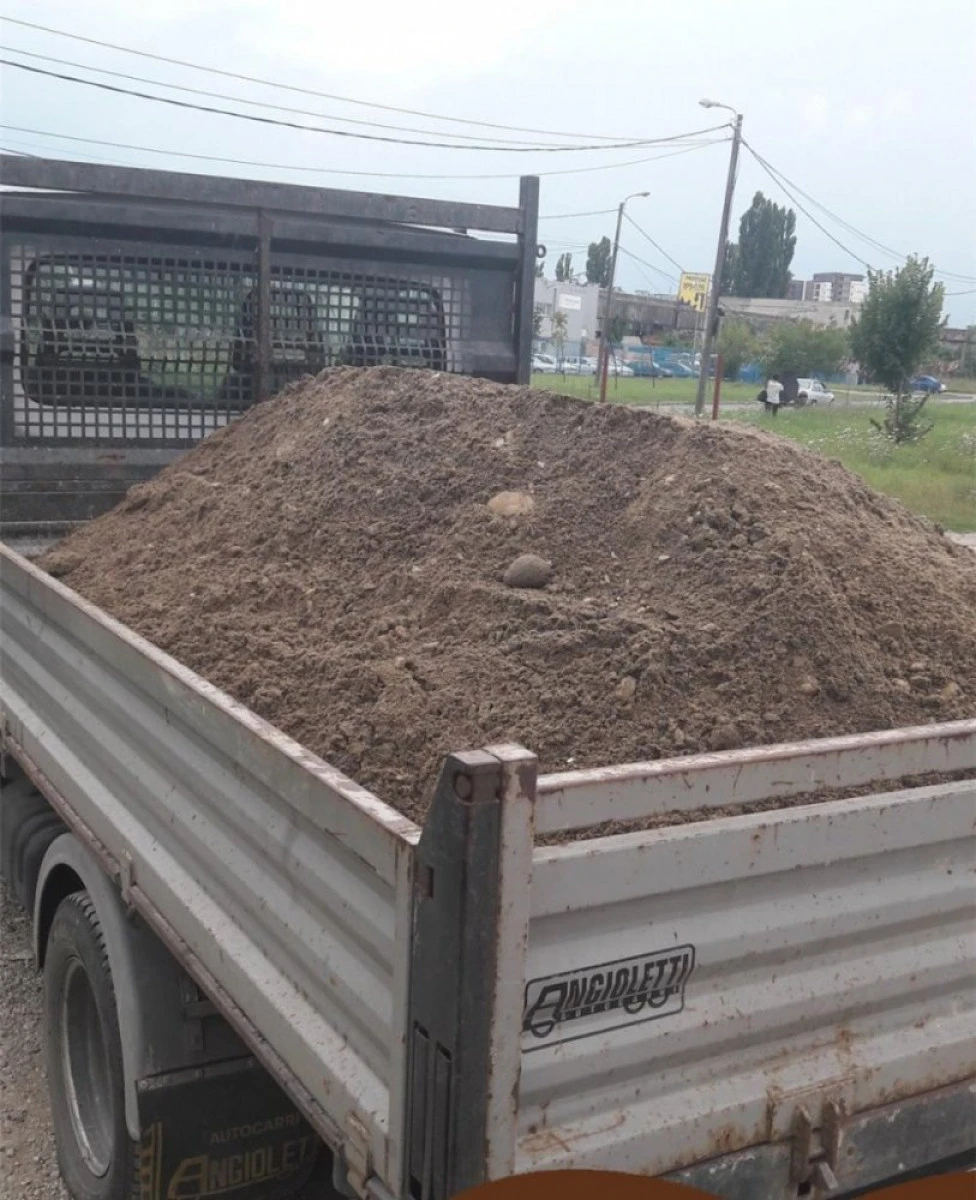 Doi bărbați au extras fără licență peste 28.000 de kilograme de pământ din albia Crișului
