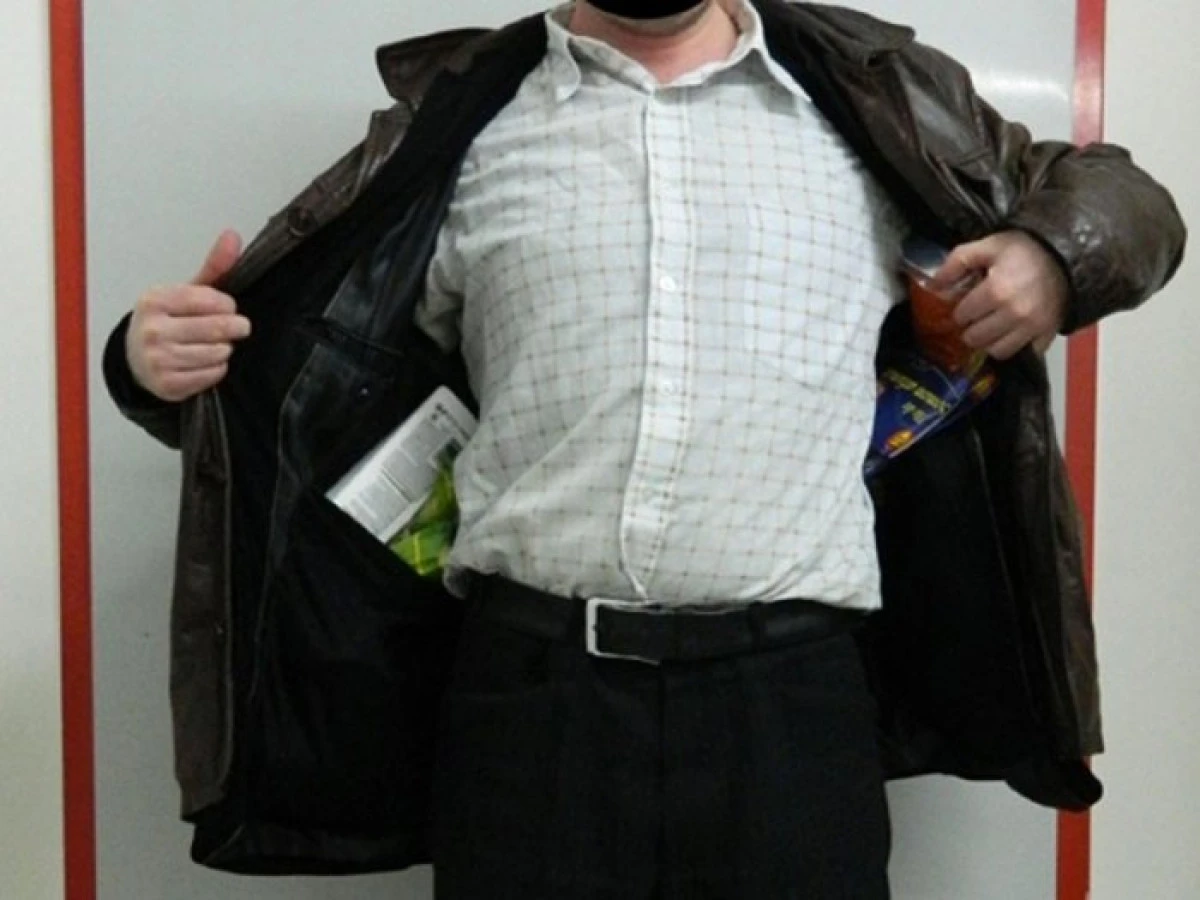 Doi bărbați au fost prinși în timp ce furau din supermarketuri