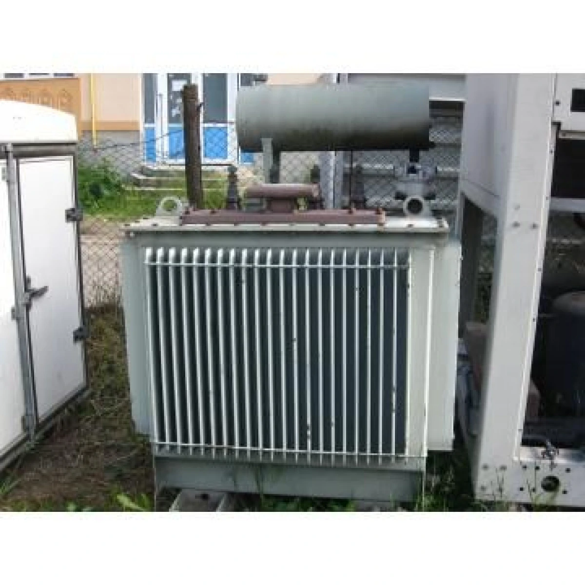 DOI BARBATI AU INCERCAT SA FURE ULEI DINTR-UN TRANSFORMATOR ELECTRIC