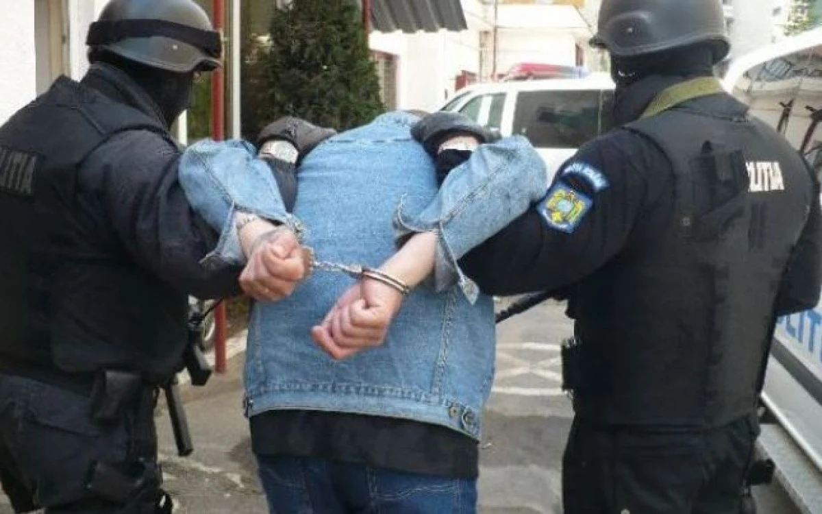 Doi bărbați dați în urmărire internațională au fost prinși la Nădlac