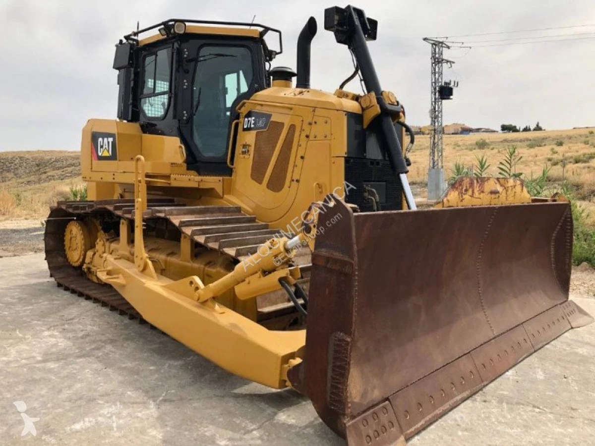 Doi bărbați din Lipova au sustras motorina dintr-un buldozer