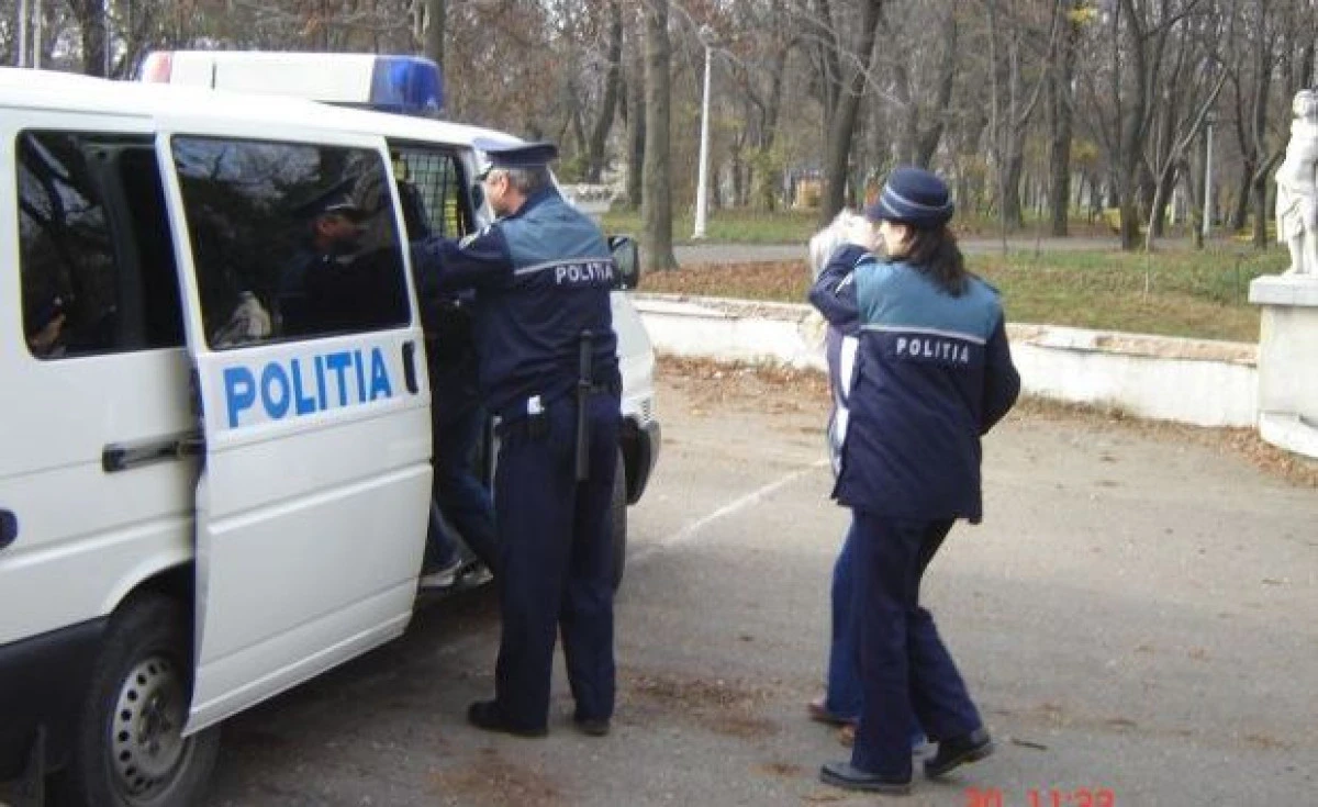 Doi bărbați din Vladimirescu, reținuți pentru contrabandă cu țigări
