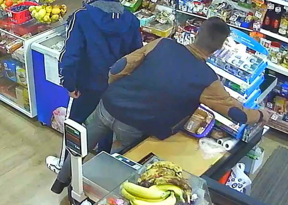 Doi bărbați, prinși în timp ce furau din magazine