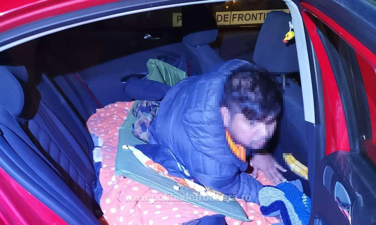 Doi cetățeni bengalezi, ascunși într-un autoturism la Nădlac II