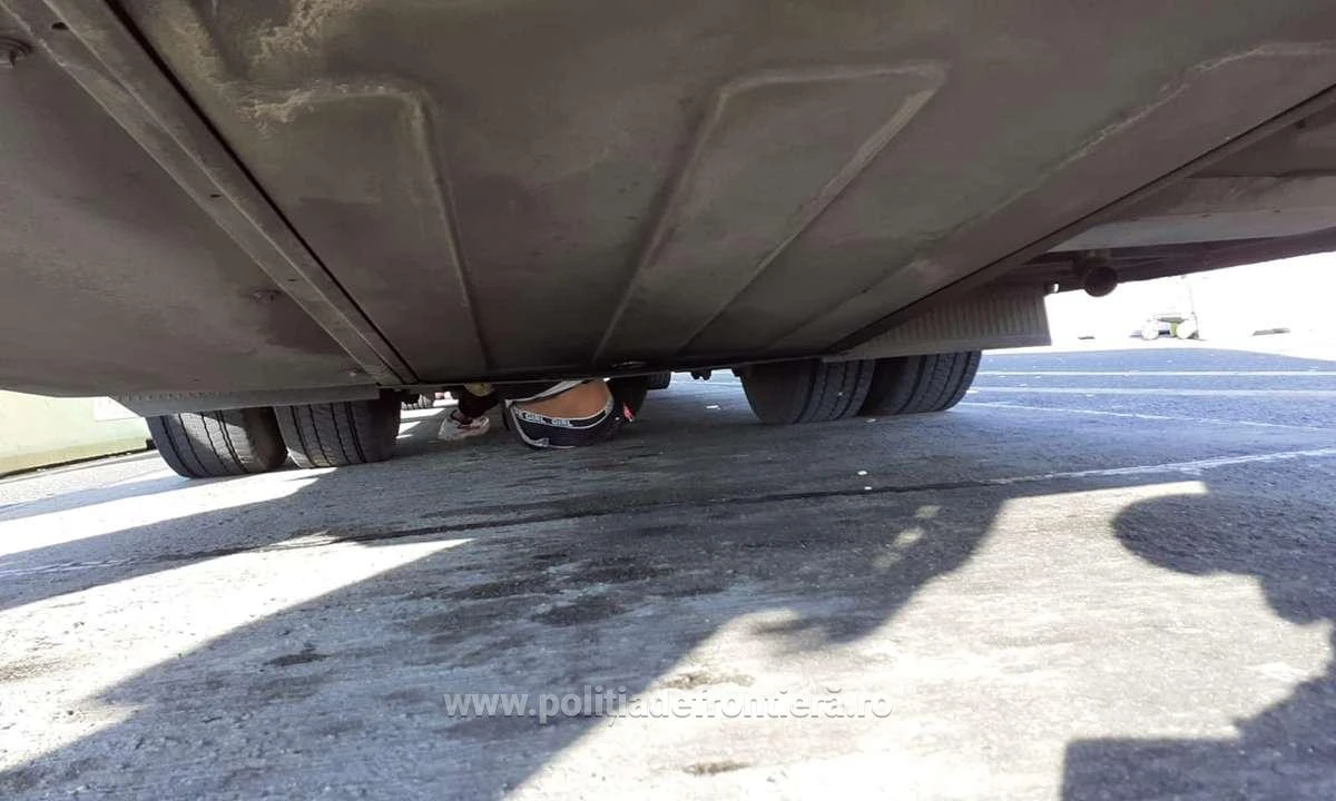 Doi cetăţeni din Egipt, depistați ascunşi sub un autocar la P.T.F. Nădlac II