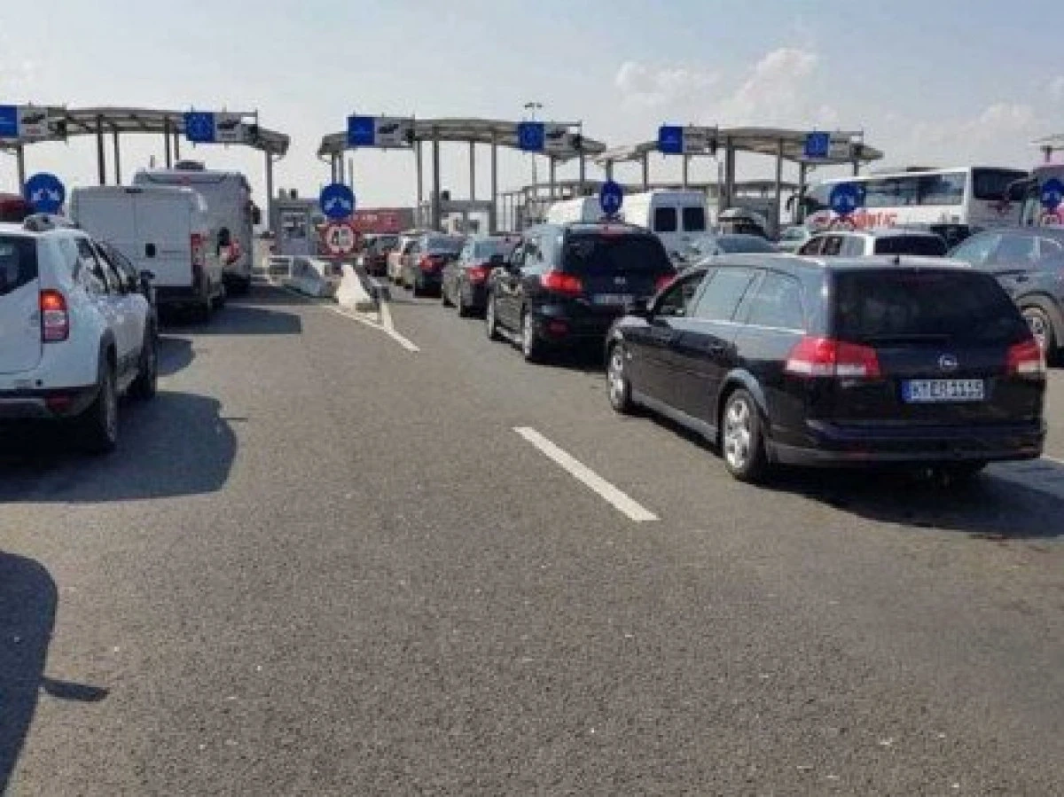 Doi cetăţeni români depistați la volanul unor autoturisme  cu permise de conducere false