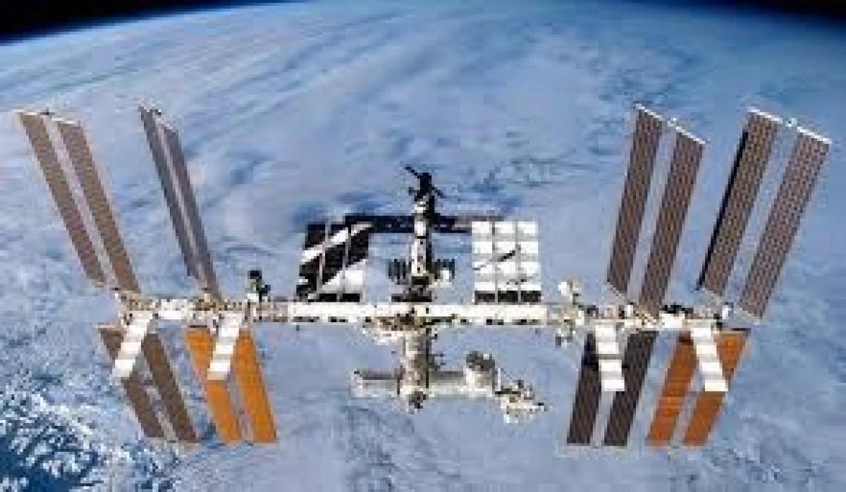 DOI COSMONAUTI VETERANI RUSI AU REVENIT LA BORDUL STATIEI SPATIALE INTERNATIONALE