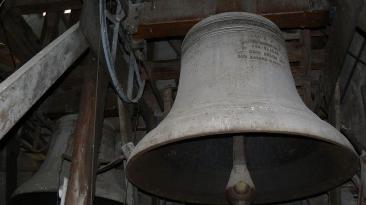 DOI HOTI AU FURAT UN CLOPOT VECHI DE 150 DE ANI, DIN CIMITIRUL DIN PANCOTA