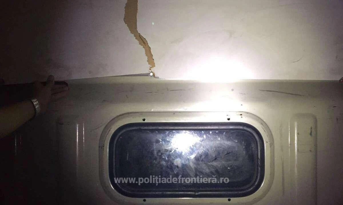 Doi irakieni, tată și fiu, descoperiți ascunşi într-o autoutilitară condusă de un cetăţean olandez