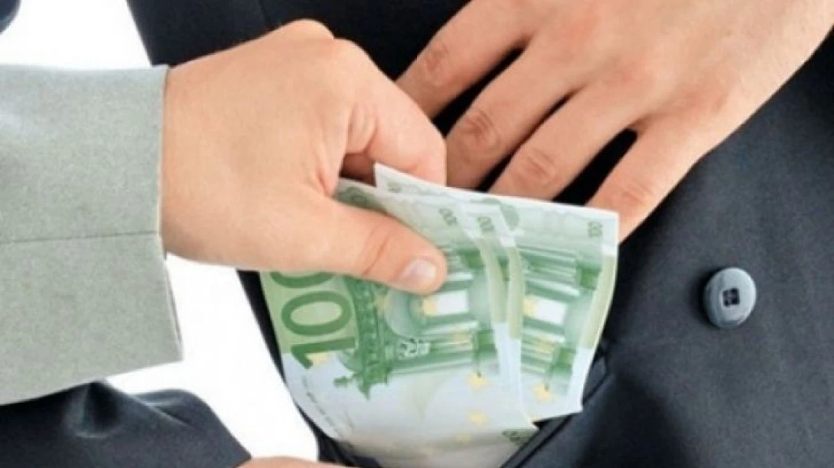 DOI MEDICI DE LA CASA DE PENSII ARGES, RETINUTI PENTRU CA AR FI LUAT MITA