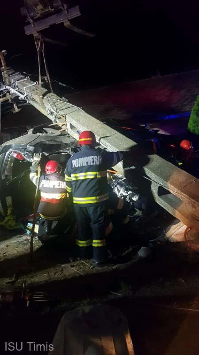 Doi minori au decedat şi alţi trei tineri au fost răniţi într-un accident rutier produs în vestul țării