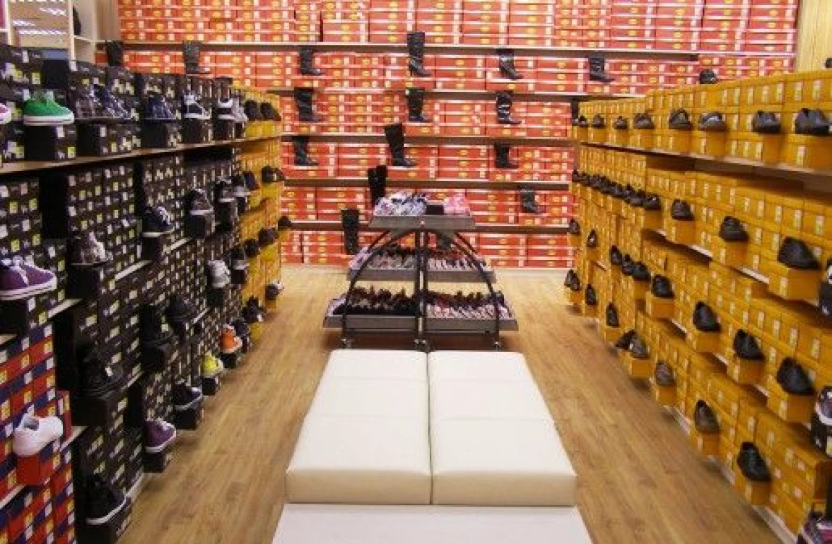 DOI MINORI AU FOST PRINSI FURAND ADIDASI DE LA MALL