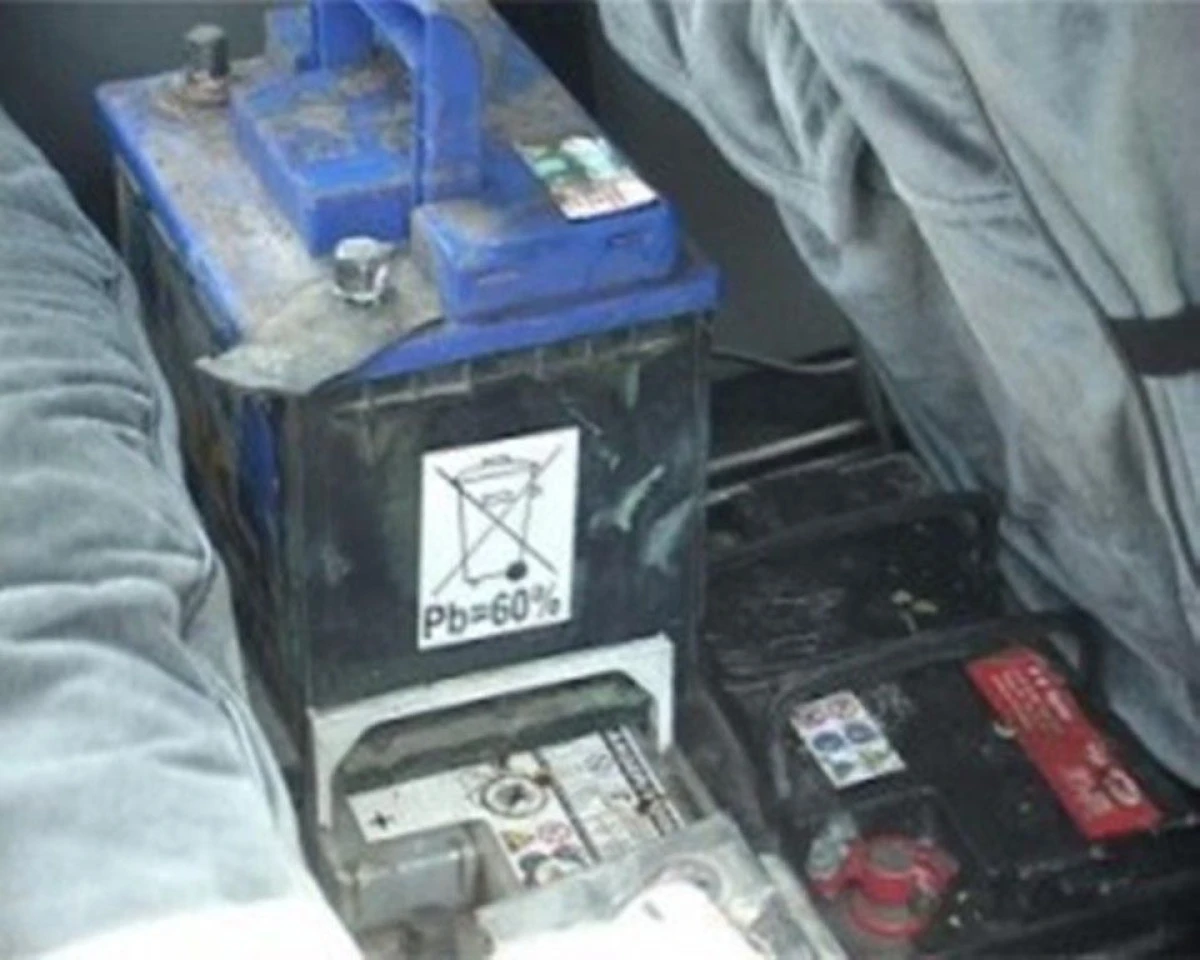 DOI MINORI AU FOST PRINSI LA FURAT DE ACUMULATORI AUTO