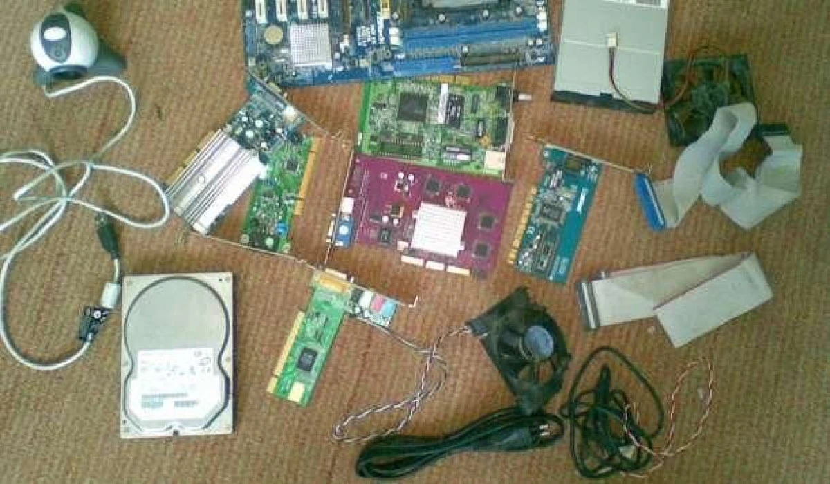DOI MINORI AU FOST RETINUTI DUPA CE AU FURAT COMPONENTE DE CALCULATOR