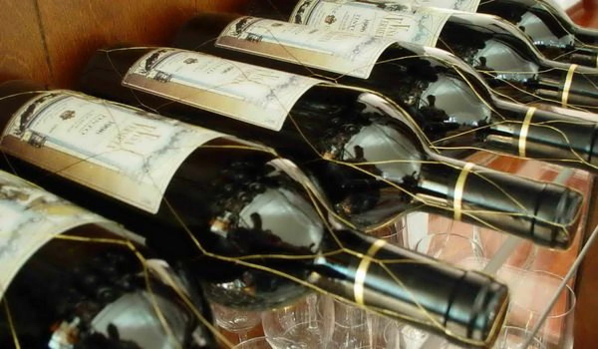 DOI MINORI AU FURAT 34 DE STICLE DE VIN DINTR-UN AUTOTURISM