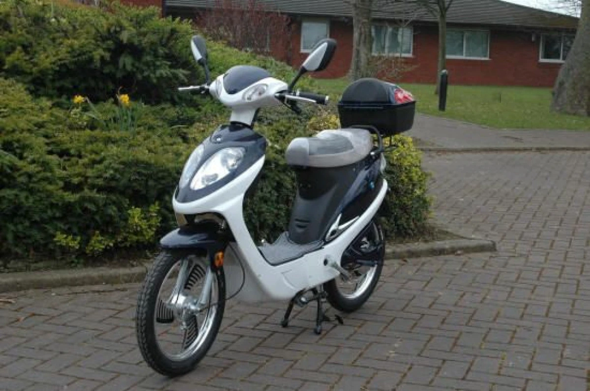 DOI MINORI AU INCERCAT SA FURE UN MOPED
