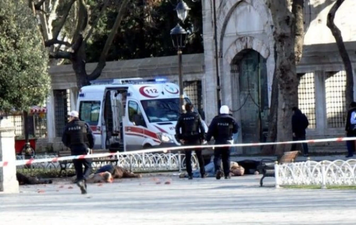 DOI MORTI SI SAPTE RANITI INTR - UN ATENTAT CU BOMBA LA ISTANBUL