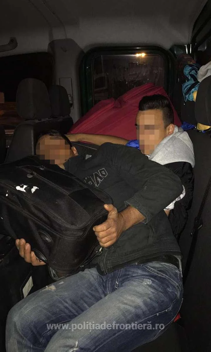 Doi români ascunși într-un microbuz, depistați la P.T.F. Nădlac