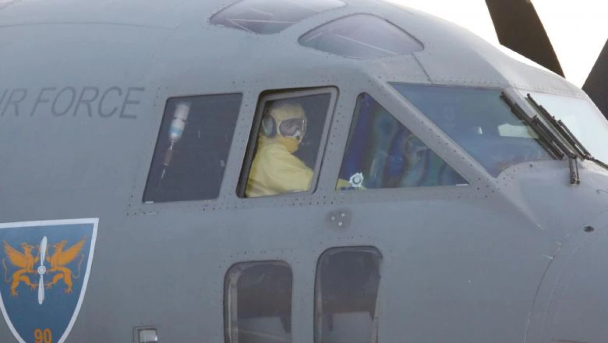 Doi români au fost aduși cu măsuri speciale de protecție din China