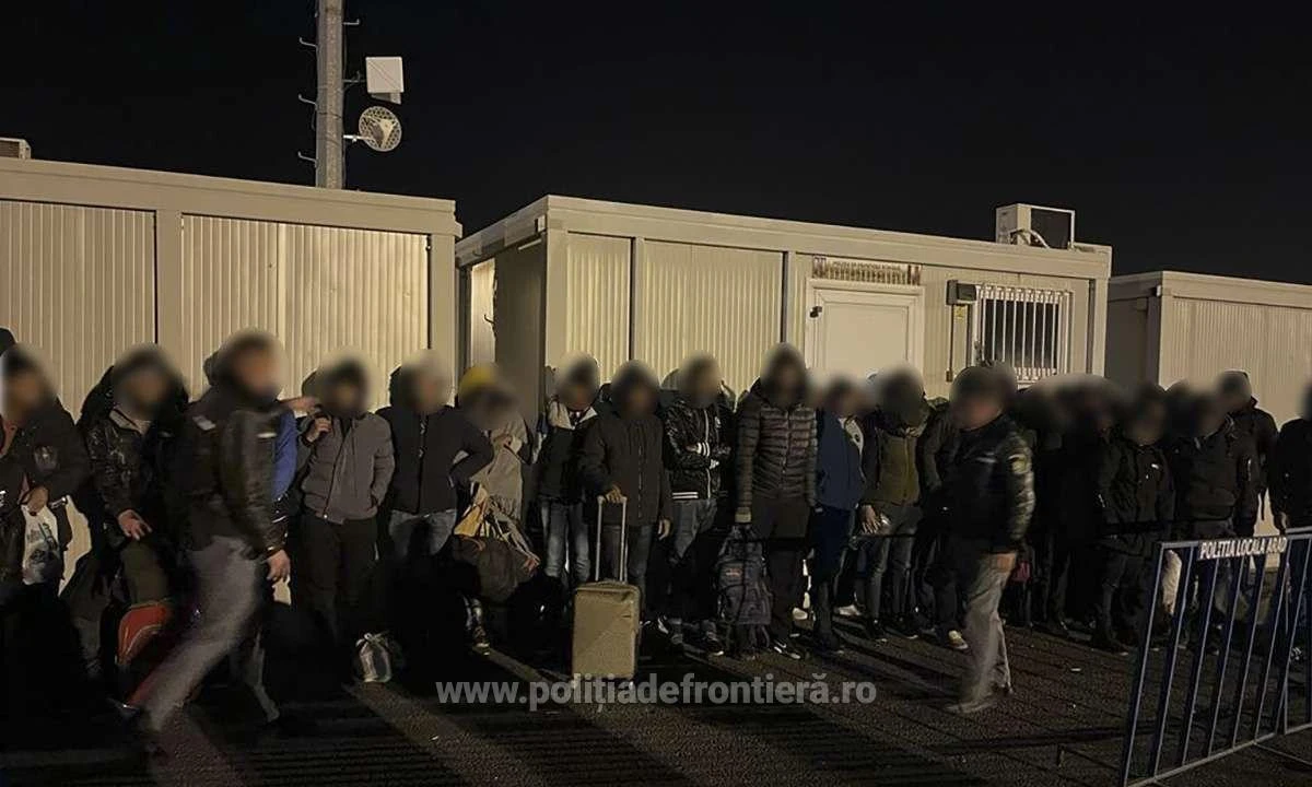Doi șoferi s-au ales cu dosare penale, după ce în mașinile lor au fost descoperiți peste 70 de migranţi