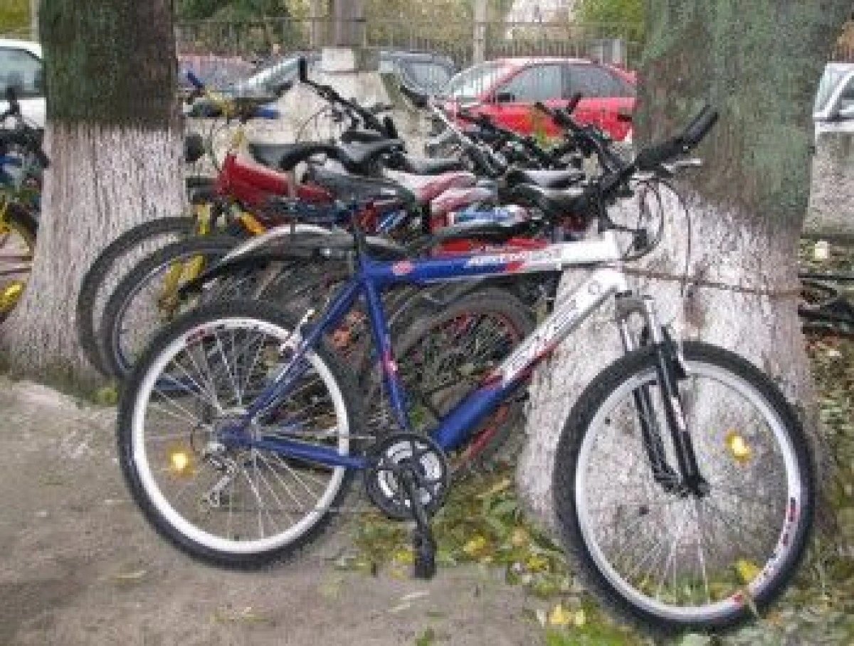 DOI TINERI AU FOST DEPISTATI SI ACUZATI DE FURTUL MAI MULTOR BICICLETE
