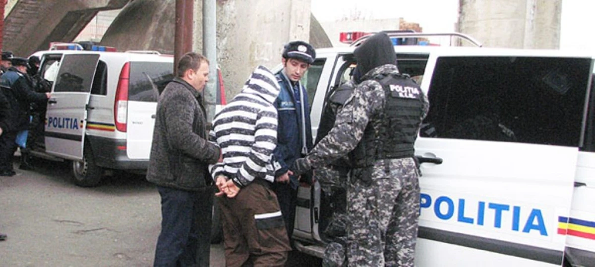 DOI TINERI AU FOST PRINSI IN FLAGRANT IN TIMP CE FURAU DIN MAGAZIN