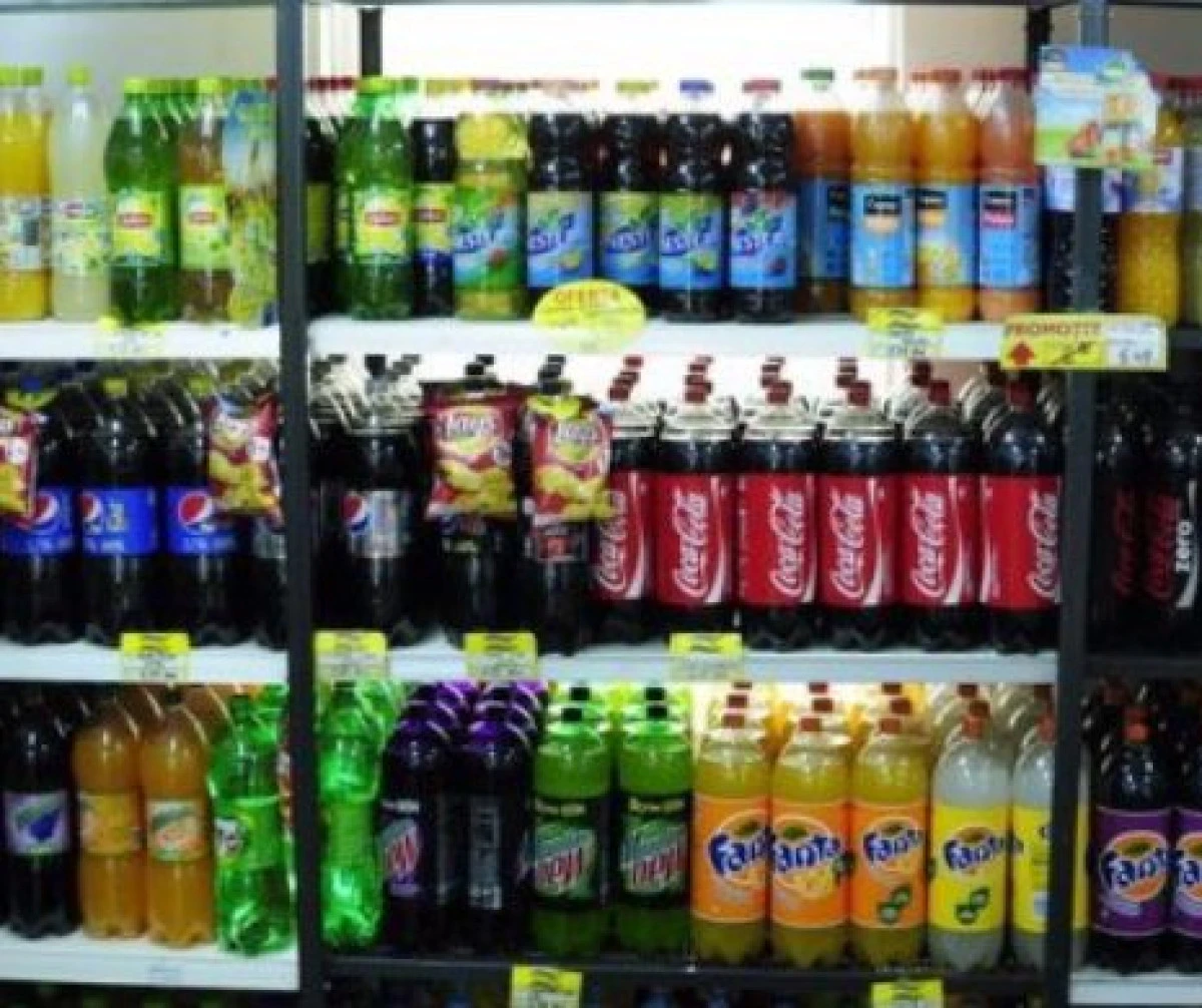 Doi tineri au spart, noaptea, un local din Ineu, de unde au sustras băuturi alcoolice și sucuri