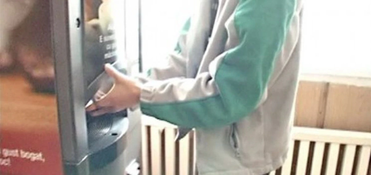 Doi tineri din Arad au furat banii din aparatul de cafea de pe terasa Centrului de Vizitare Ceala