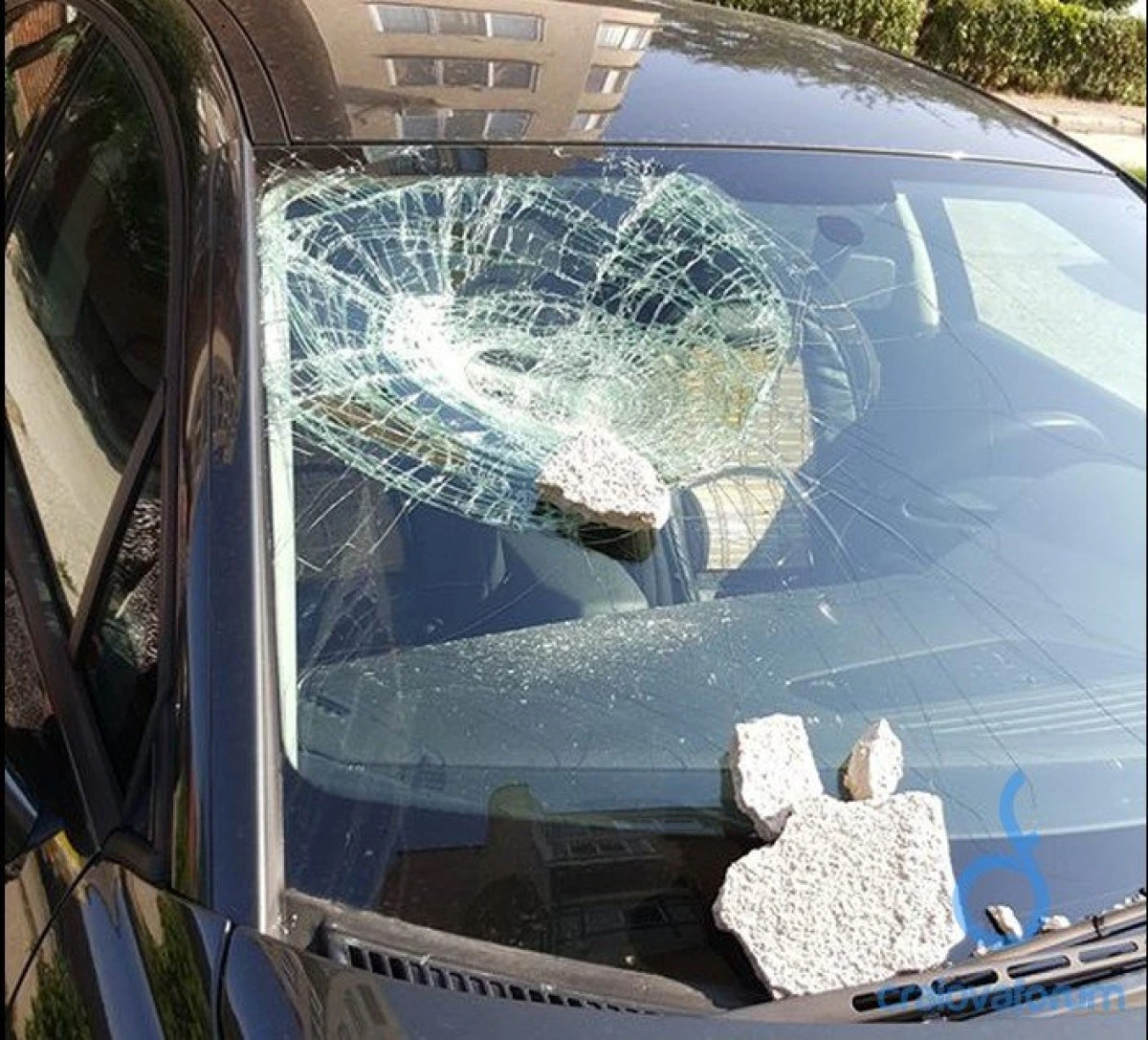 Doi tineri din Sânmartin au distrus parbrizul și luneta unui autoturism