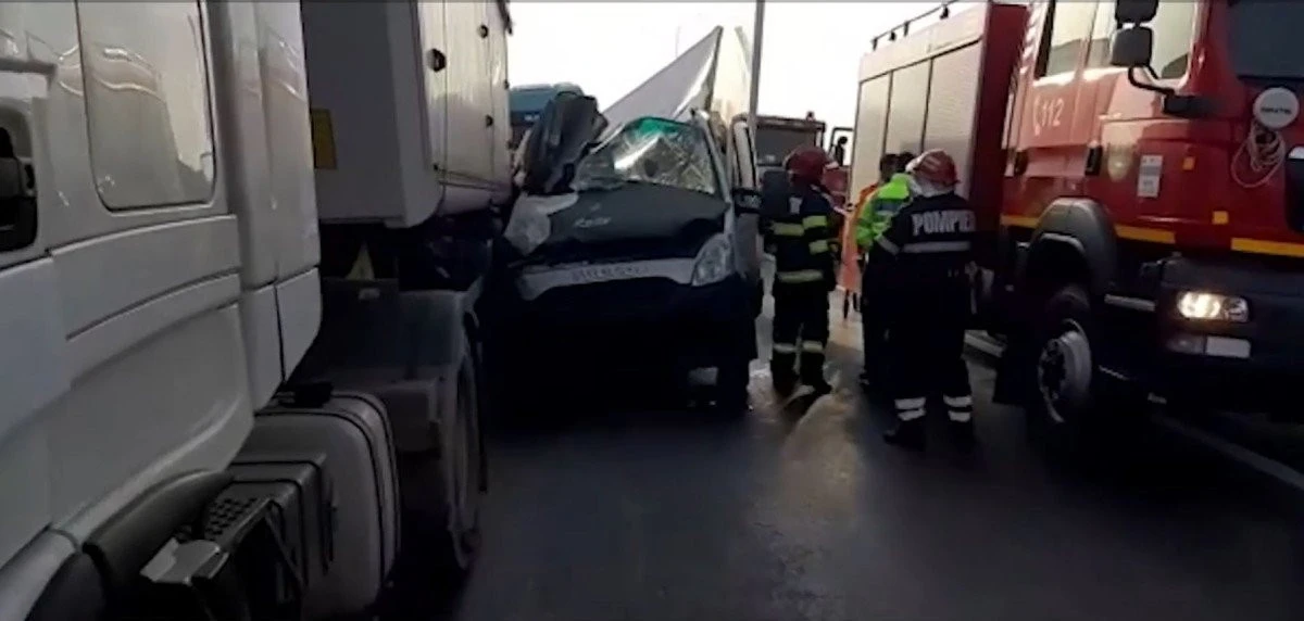Doi tiriști, tată și fiu, au omorât un om strivindu-i mașina la mijloc pentru că a îndrăznit să depășească