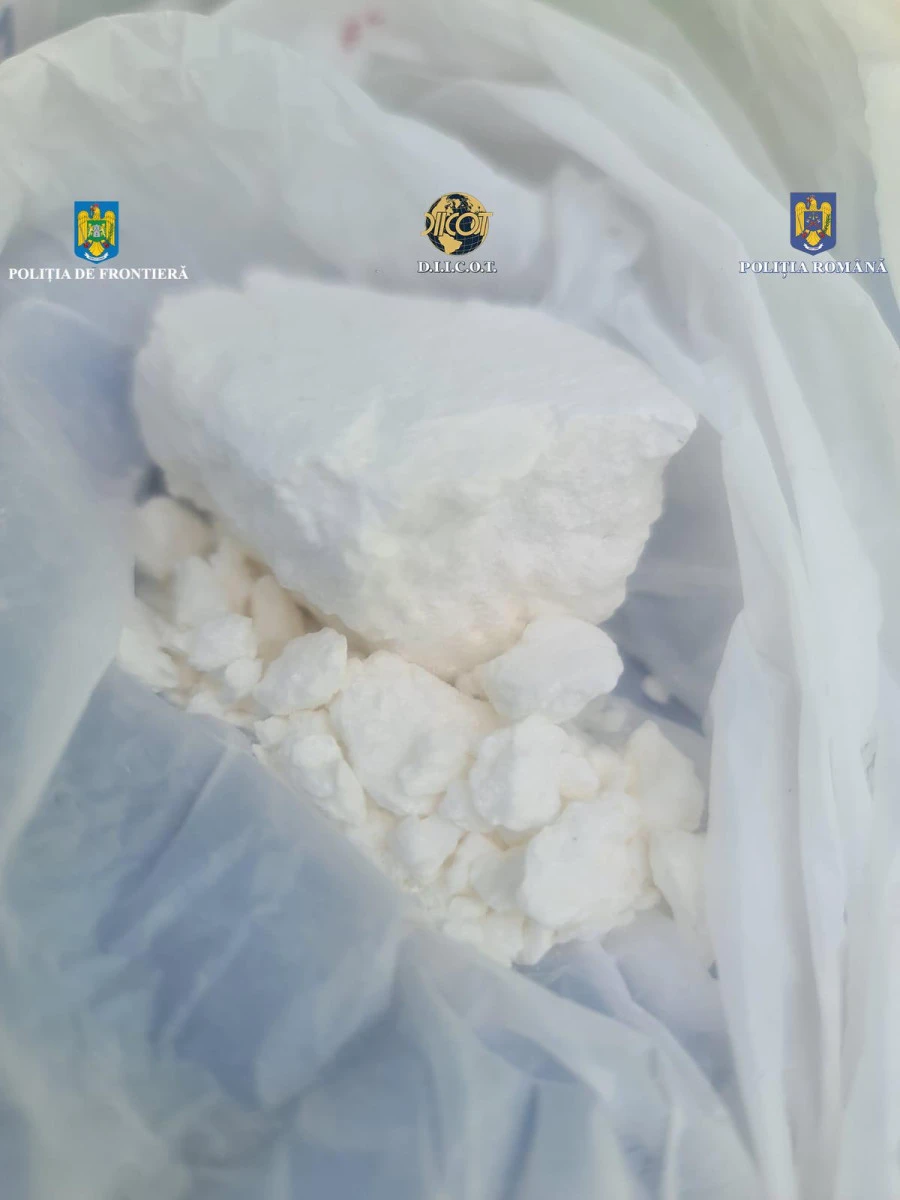 Doi traficanți de droguri din Olanda, prinși în flagrant pe autostrada Arad-Nădlac