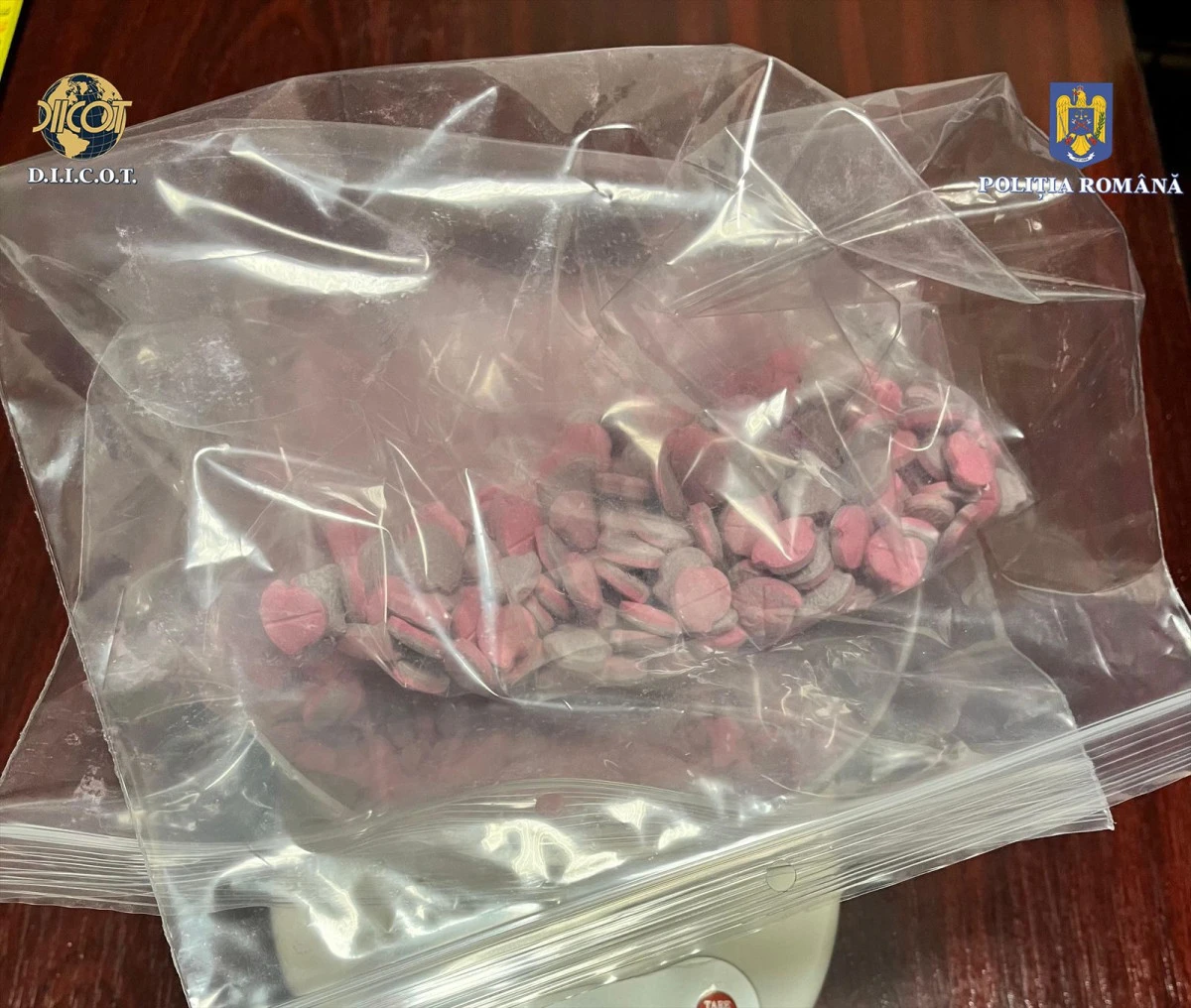 Doi traficanți de droguri, prinși în flagrant în Vinga, de polițiștii  SCCO Arad