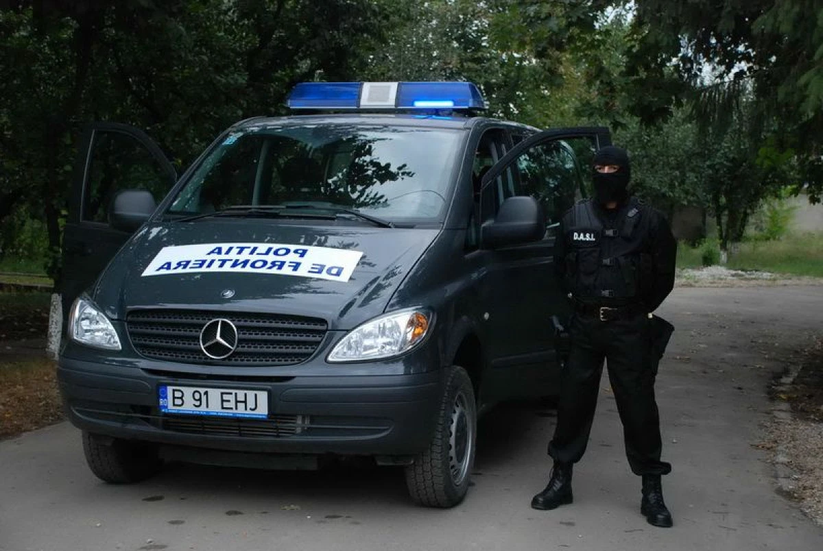 DOI URMĂRIȚI GENERAL ȘI UNUL INTERNAȚIONAL, DEPISTAȚI LA FRONTIERĂ