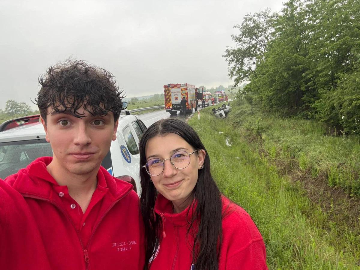 Doi voluntari ai Crucii Roșii Arad au intervenit rapid la un accident rutier și au sprijinit echipajul SMURD