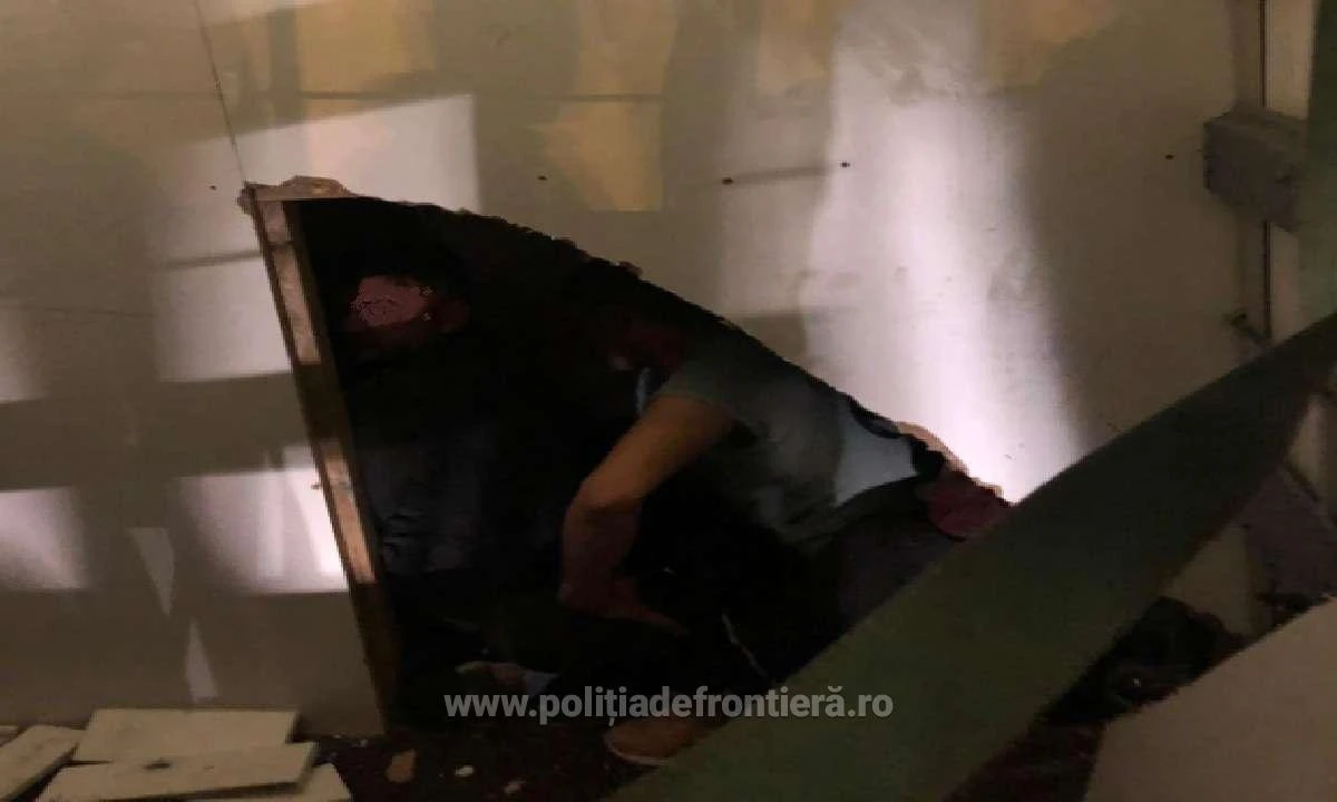 Doisprezece cetățeni străini ascunși într-o autoutilitară, depistaţi de poliţiştii de frontieră arădeni