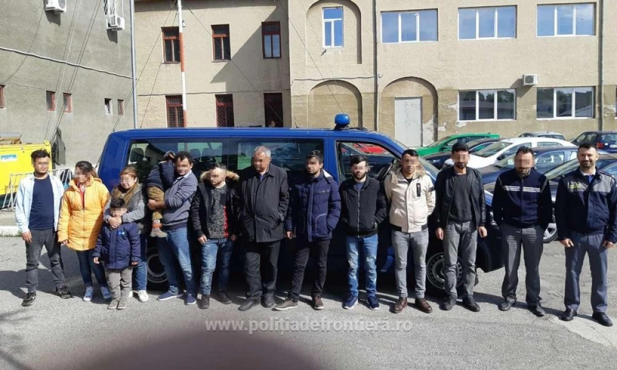 Doisprezece cetățeni străini ascunși într-un automarfar, depistaţi de poliţiştii de frontieră arădeni