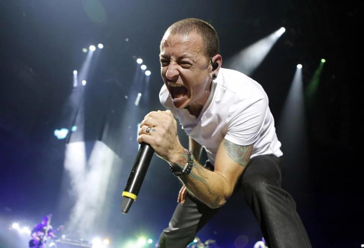 Doliu pentru fanii Linkin Park. Solistul trupei, Chester Bennington, s-a sinucis