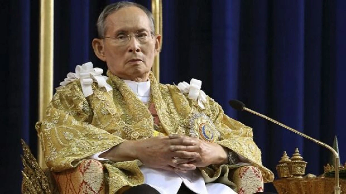 DOLIU PENTRU UN AN ÎN THAILANDA, ÎN URMA DECESULUI REGELUI BHUMIBOL