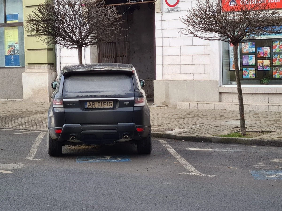 Domnilor politicieni, nu mai parcați pe locurile rezervate persoanelor cu handicap!