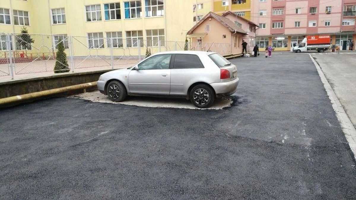 DOREL LOVESTE DIN NOU. PARCARE ASFALTATA INTR-UN MOD ORIGINAL