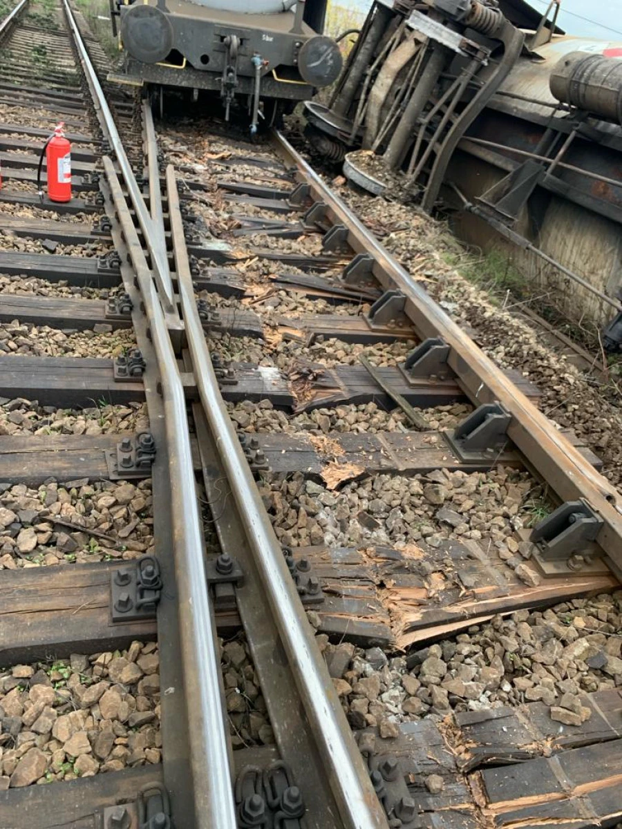 Dosar penal după ce un tren a deraiat în Arad. 25.000 de litri de motorină s-au scurs din vagoanele-cisternă