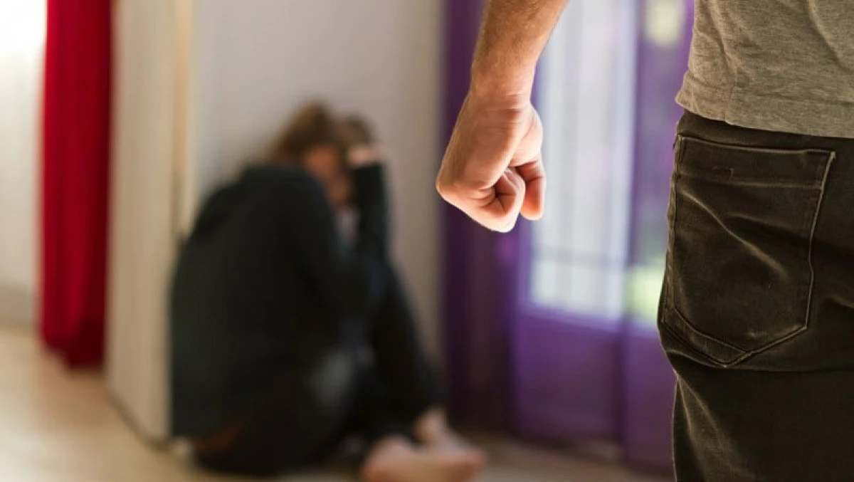 Dosar penal pentru că și-a călcat în picioare soția și fiica