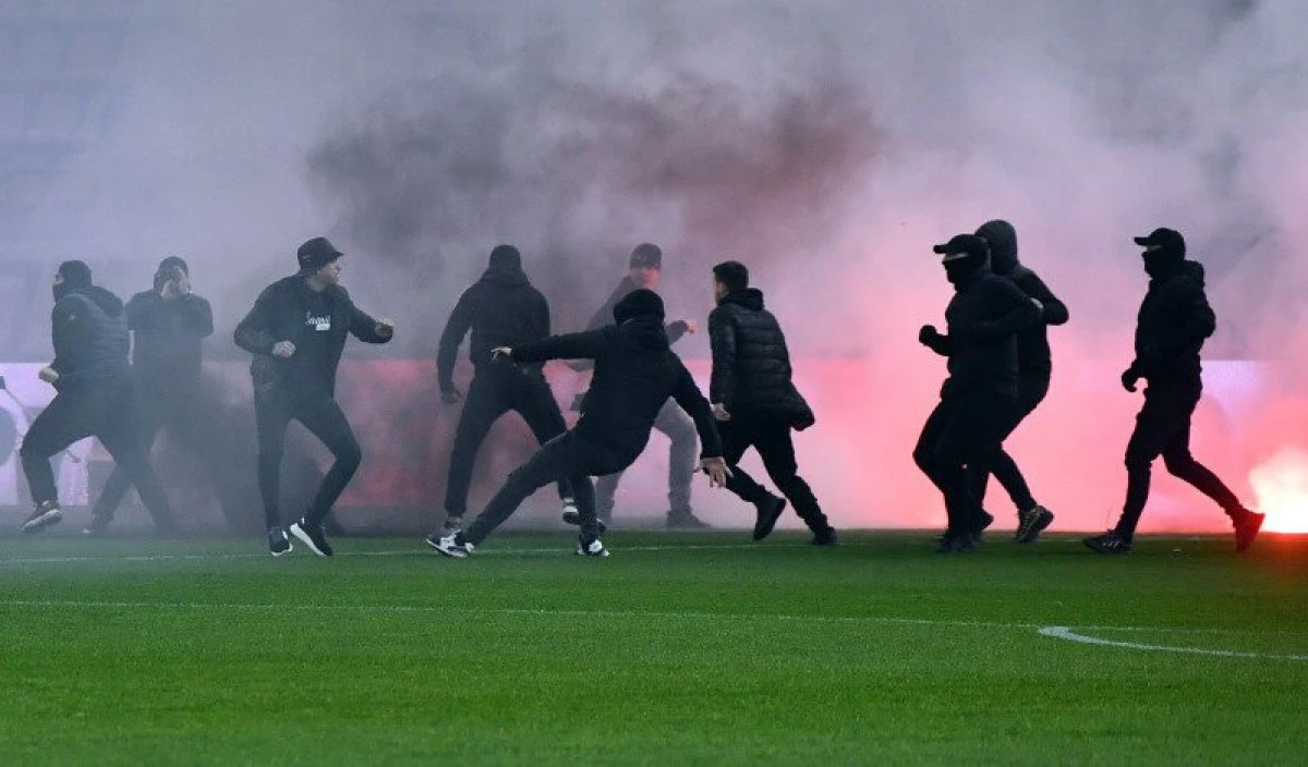 Dosar penal și ultrași săltați de mascați după violențele de la Dinamo - UTA! Zeci de percheziții și mandate de aducere!