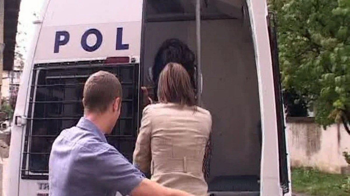 Două arădence, prinse în timp ce furau pantofi din mall