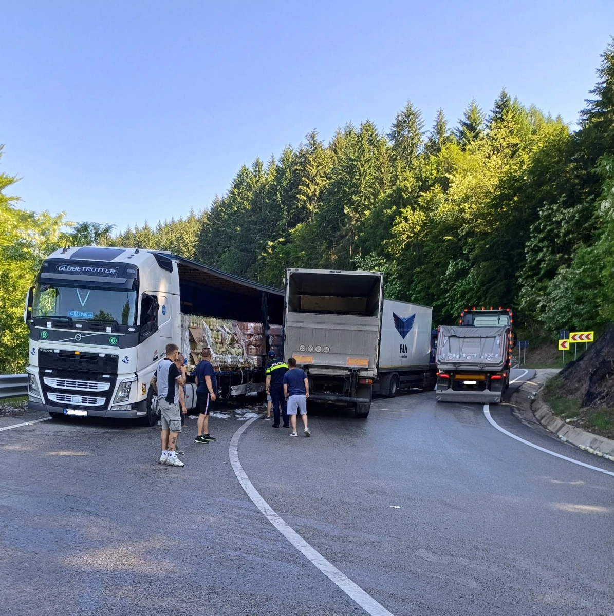 Două autotrenuri s-au ciocnit pe DN 76, la limita dintre județele Arad și Bihor. Traficul este dirijat