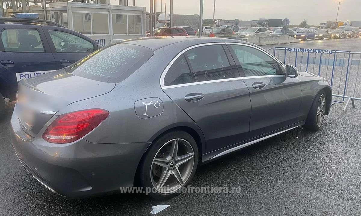 Două autoturisme în valoare de 70.000 de euro, descoperite la PTF Nădlac