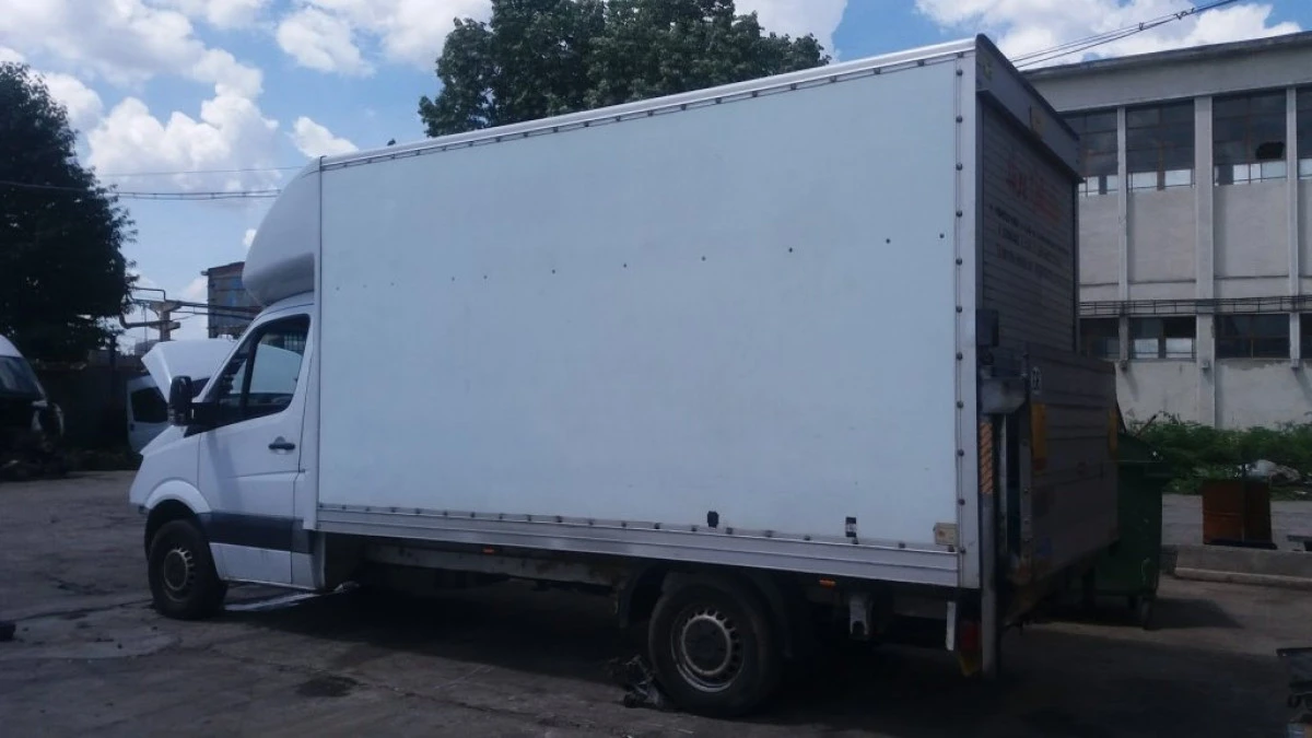 Două autoutilitare furate din Italia, găsite în parcările unor blocuri din Arad