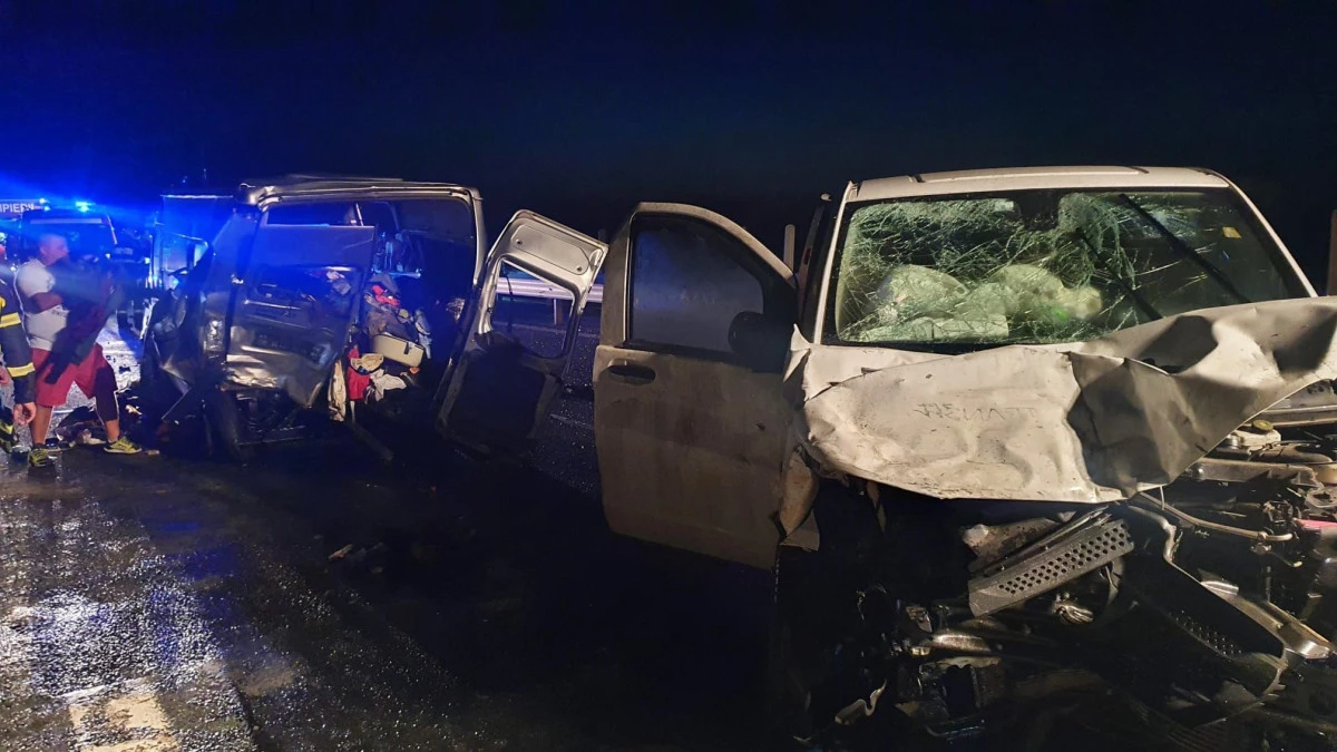 Două microbuze s-au ciocnit pe autostrada Arad-Nădlac. Traficul e blocat, pe sensul de mers spre Arad