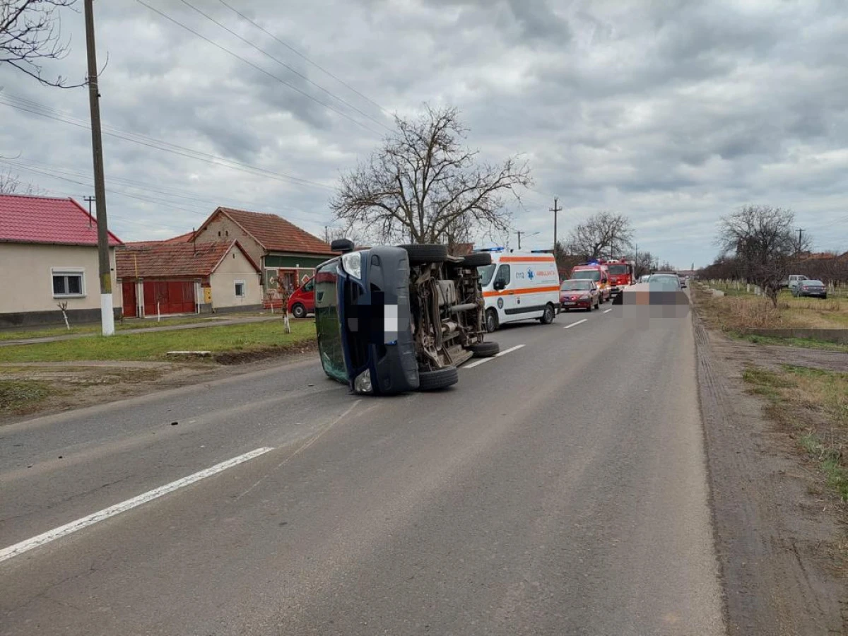 Două microbuze s-au ciocnit violent în Sânicolau Mic. Unul s-a răsturnat